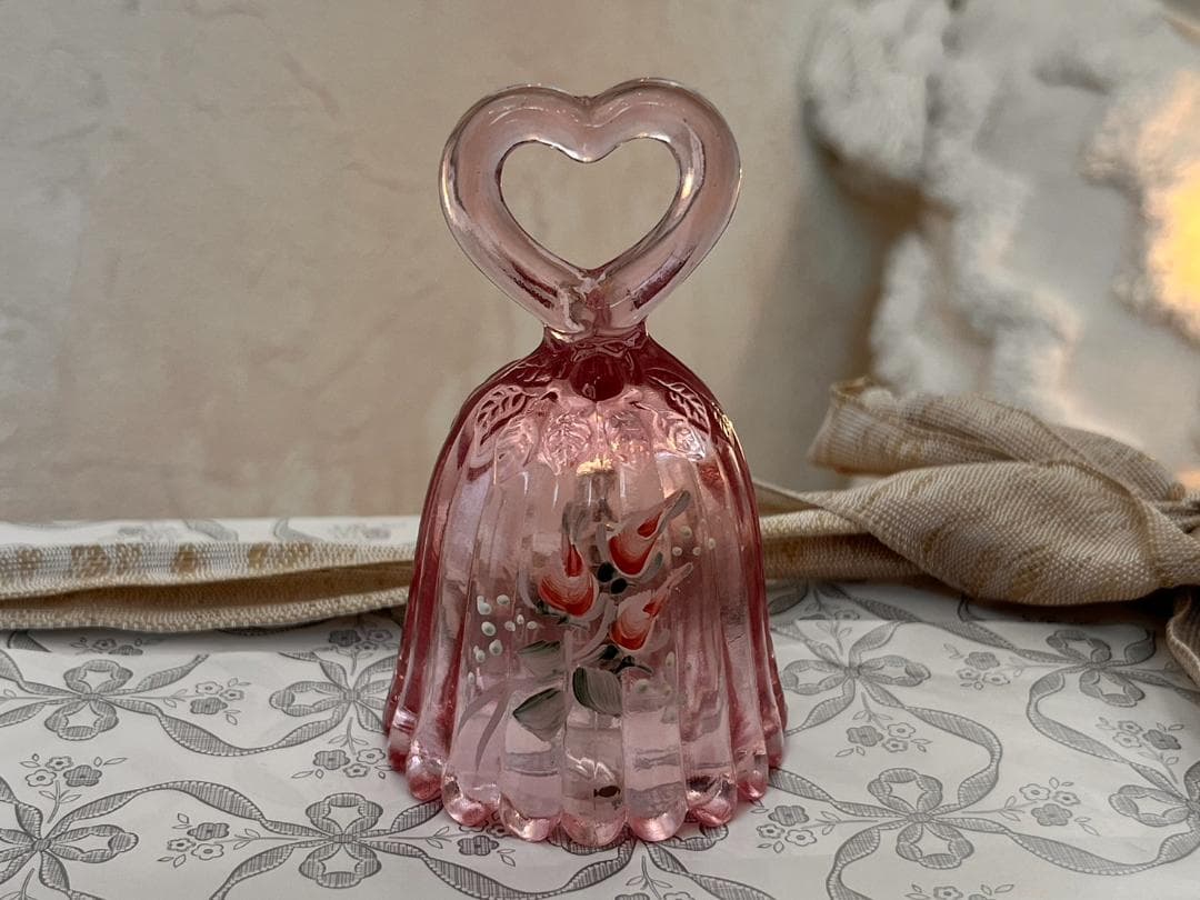 【フェントン】 透明のピンクガラスに手書きの小さな花柄が可愛い、ハートベル