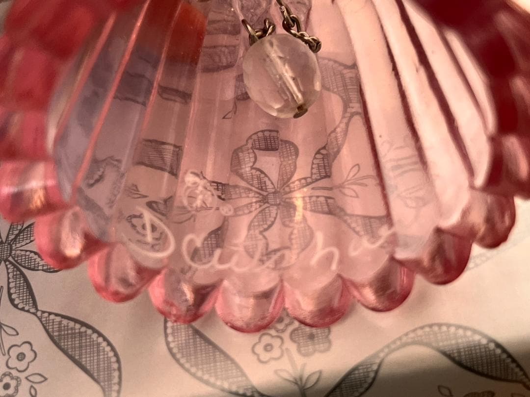 【フェントン】 透明のピンクガラスに手書きの小さな花柄が可愛い、ハートベル