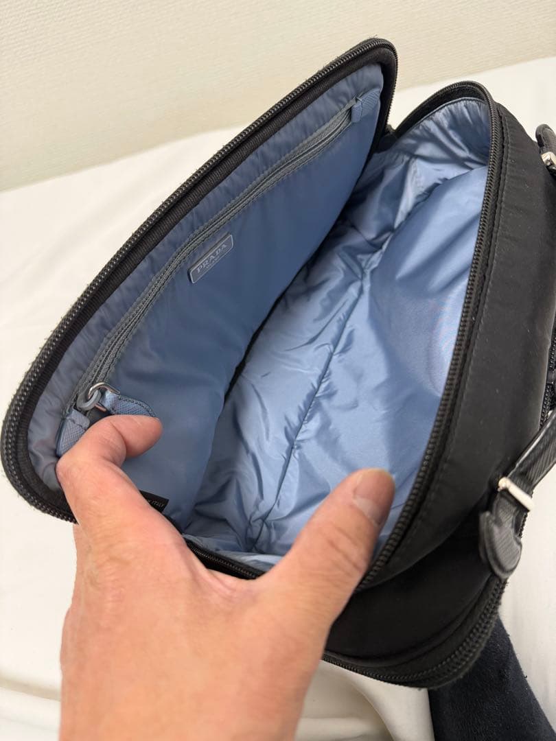 PRADA ブラックナイロンハンドバッグ