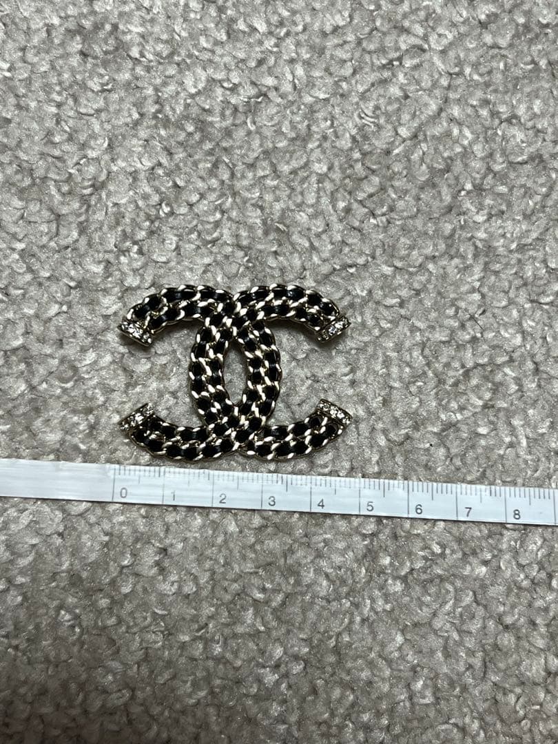 唯一ページ シャネル ブローチ 2点