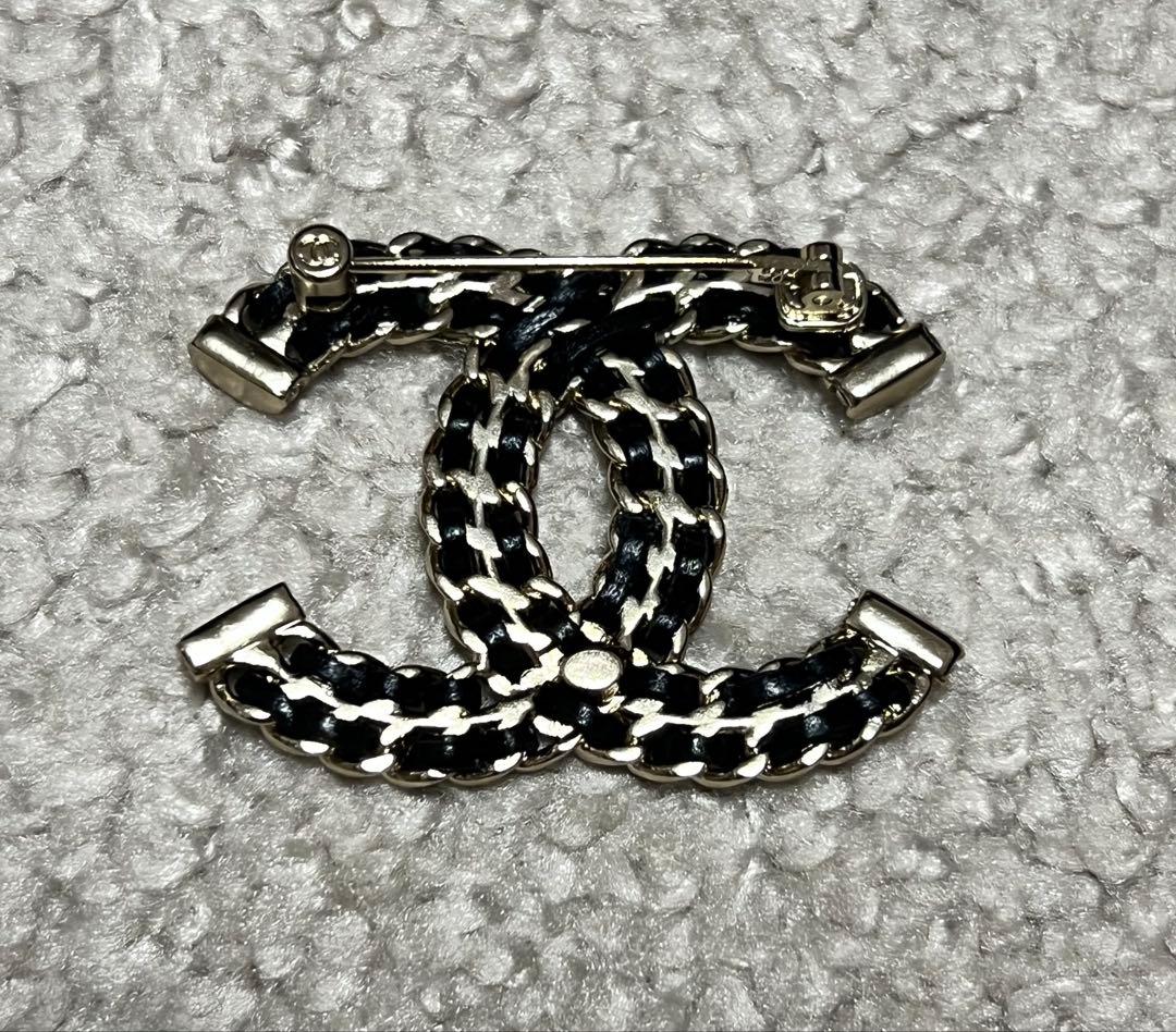 唯一ページ シャネル ブローチ 2点