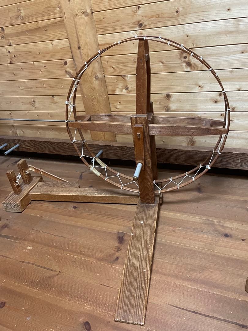 木製 糸紡ぎ車（糸車）伝統的デザイン