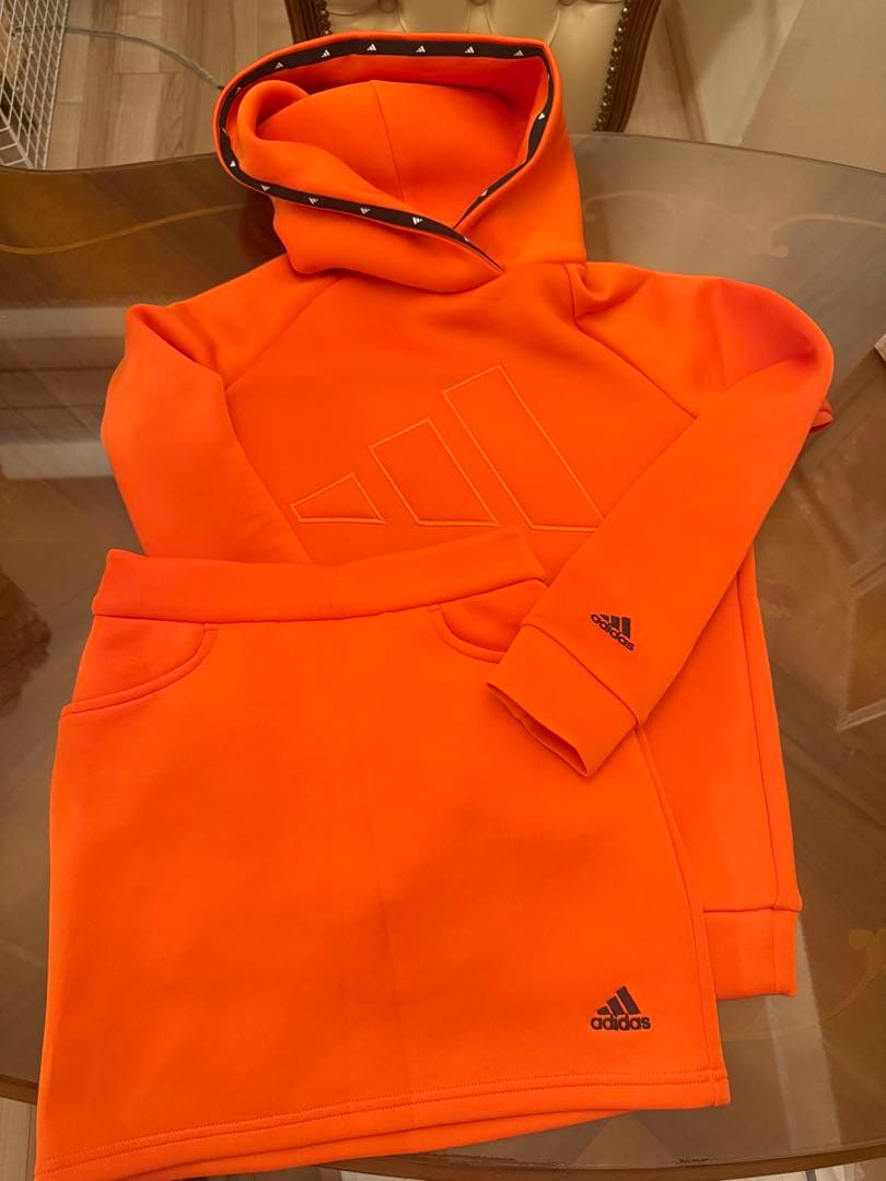adidas オレンジ フード付きトレーナーとスカート上下