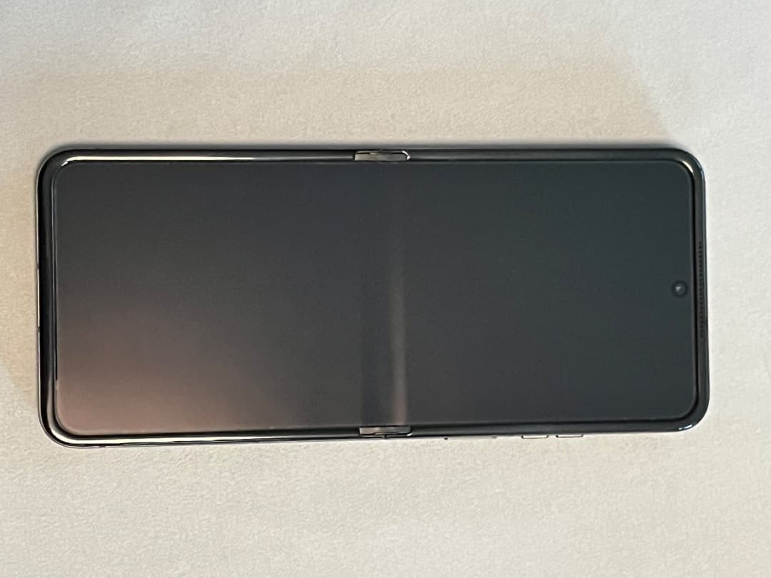 【値下げ】Motorola RAZR50 512GB SIMフリー コアラグレイ