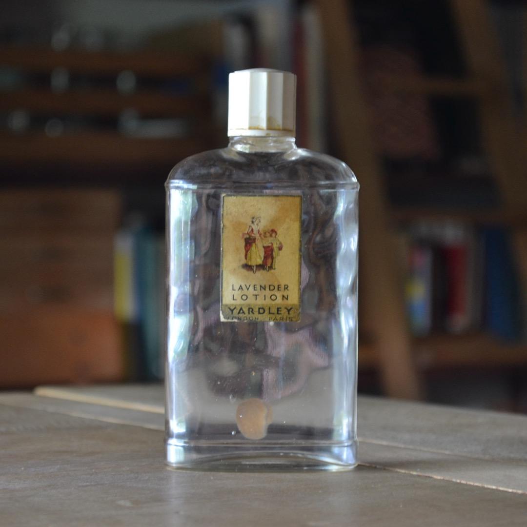 とても古い化粧水の瓶(プラ蓋付き)大小2本セット