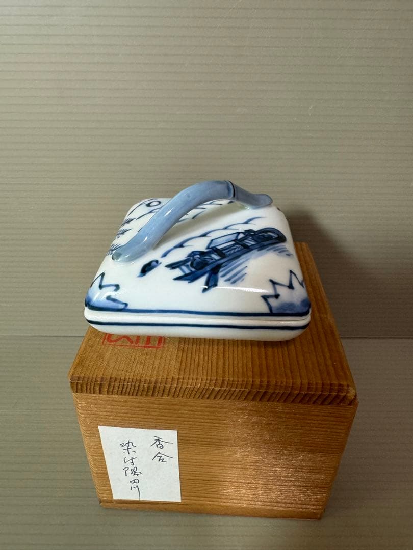 2767 景雲作　染付隅田川　香合