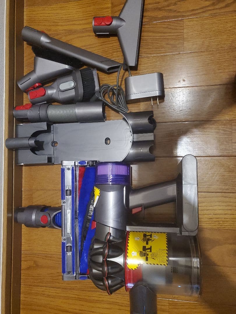 値下げしました　Dyson V8 　分解清掃動作確認済