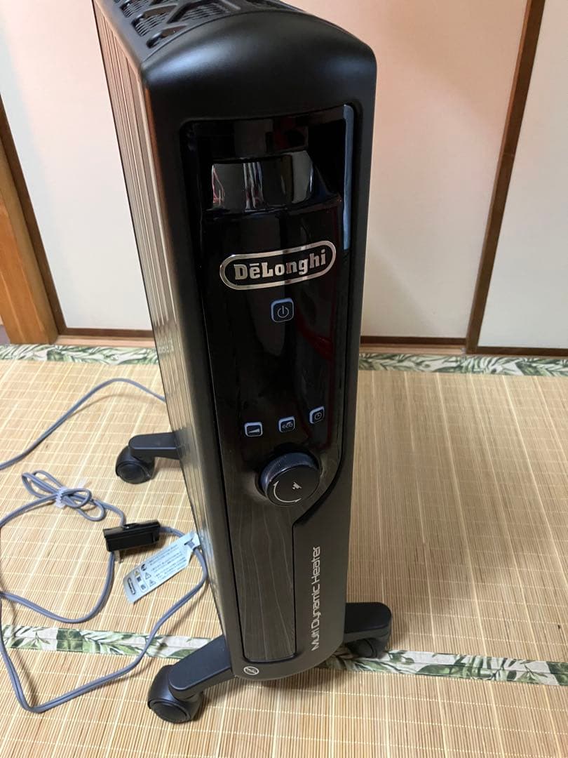 一回使用のみDeLonghi オイルヒーター 1200W ブラック　デロンギ