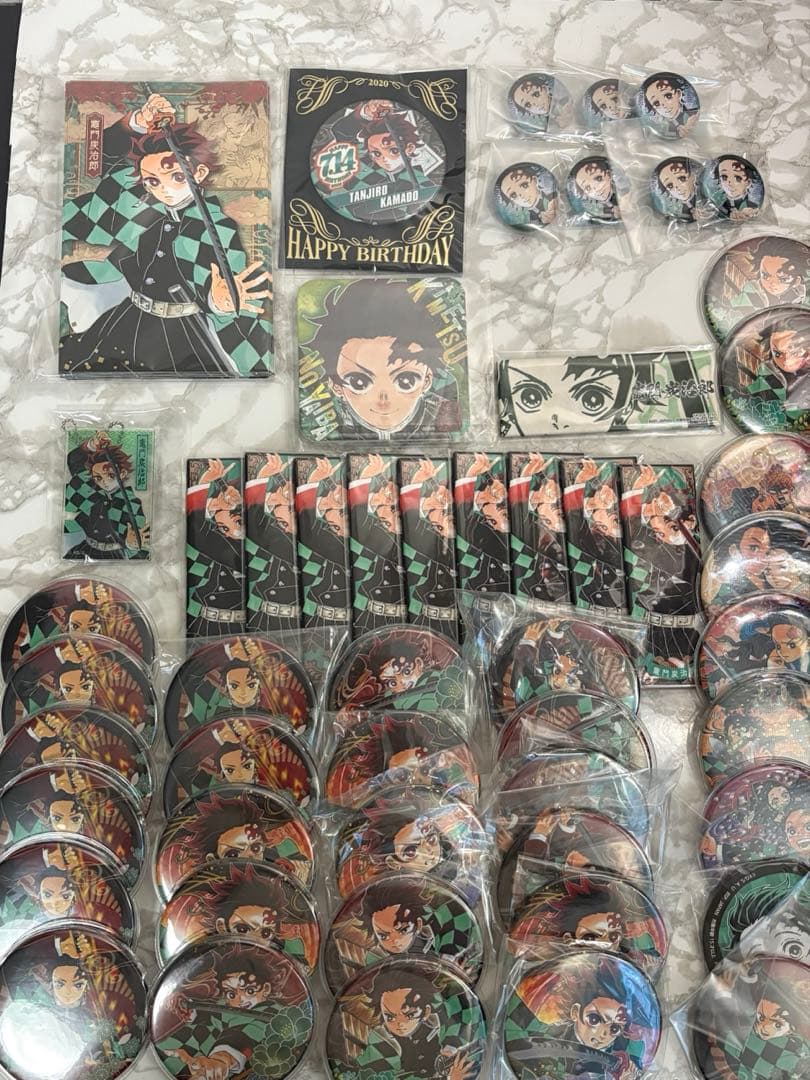 鬼滅の刃　原作グッズ　まとめ売り　缶バッチ40点以上　誕生日　公式　竈門炭治郎