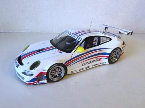 特価 AUTOart (1/18) ポルシェ 911(997) GT3 RSR