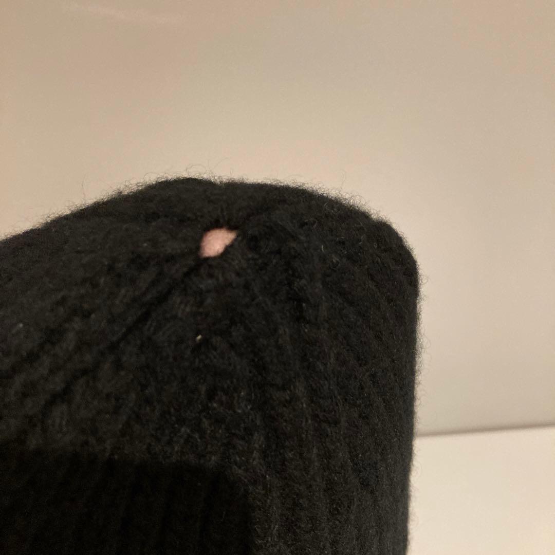 ミュウミュウ　MIUMIUブラックニット帽 白いロゴ付き