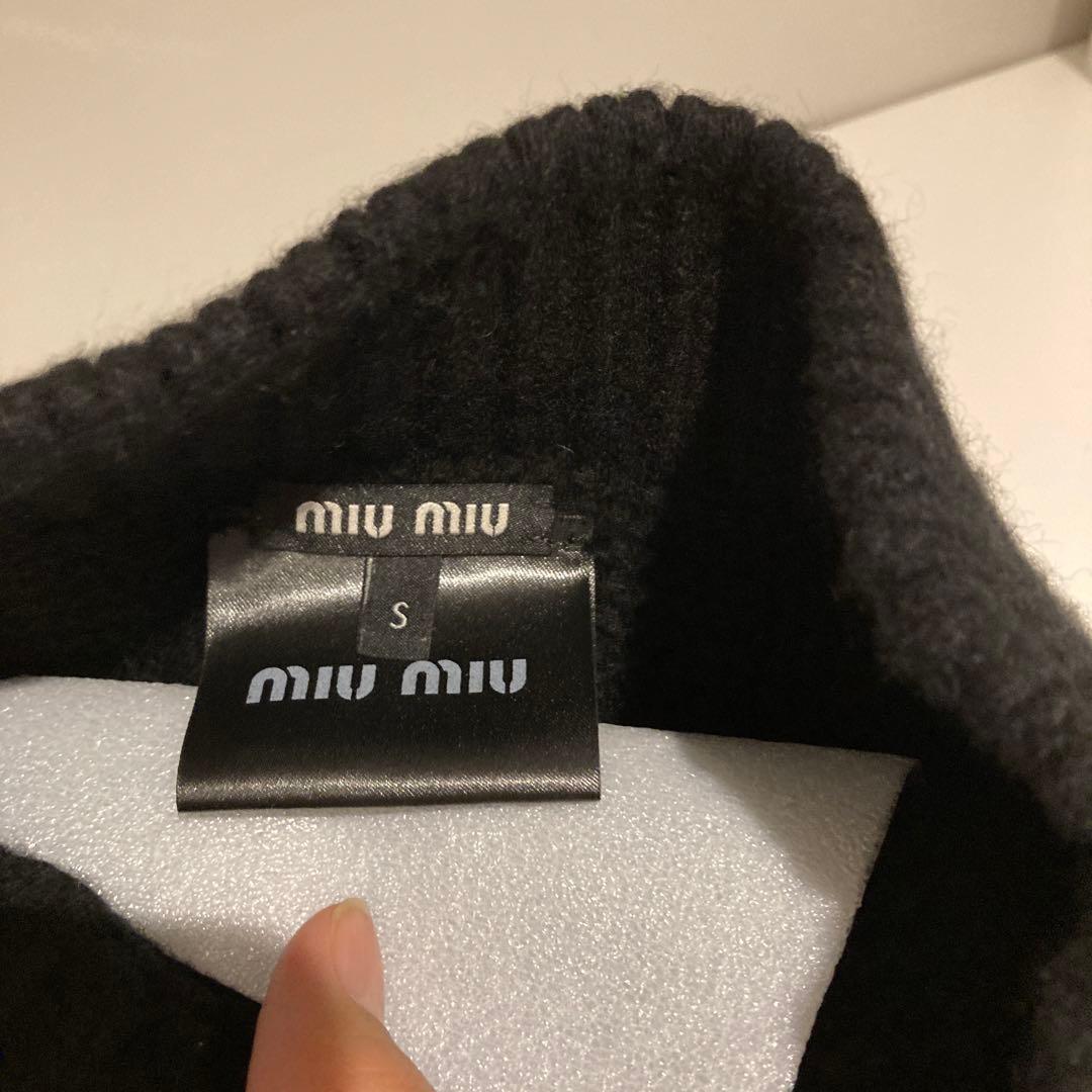 ミュウミュウ　MIUMIUブラックニット帽 白いロゴ付き