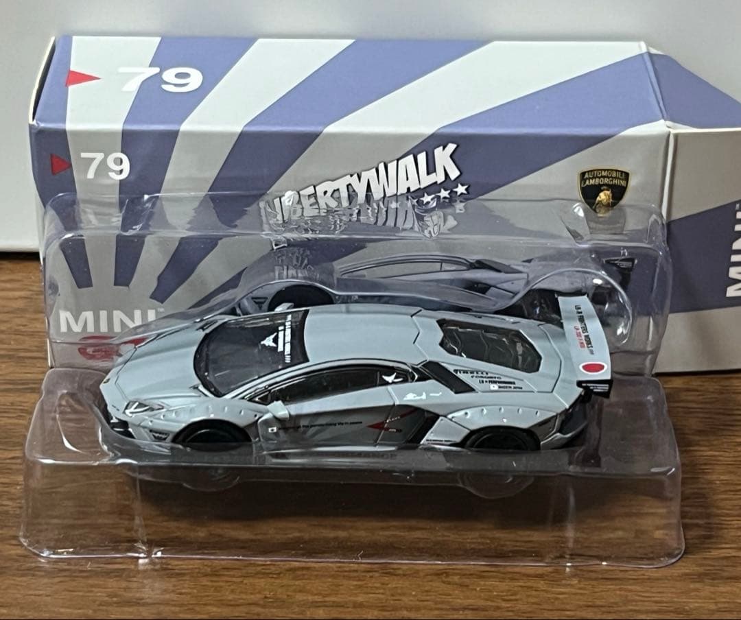 mini gt ランボルギーニ　アヴェンタドール　1/64 79番
