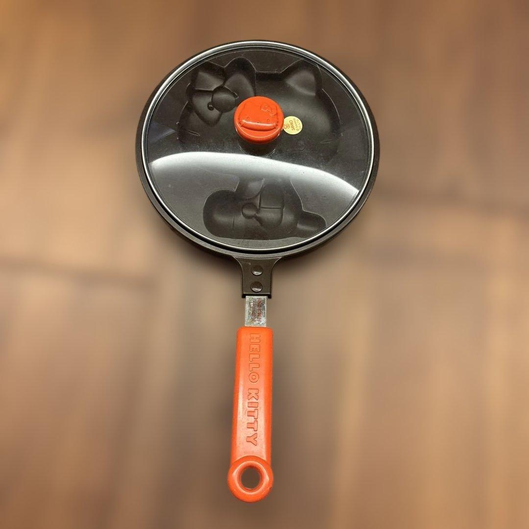 お値下げ！ハローキティ型　蓋付パンケーキフライパンとロングテーブルクロス付き