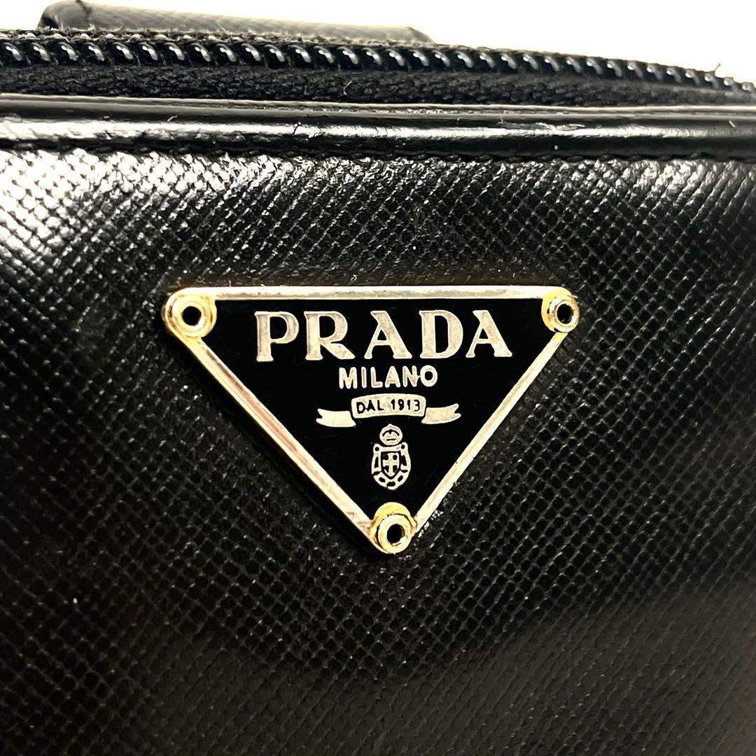 プラダ　折り財布　三角ロゴプレート　サフィアーノ　ラウンドファスナー　ブラック
