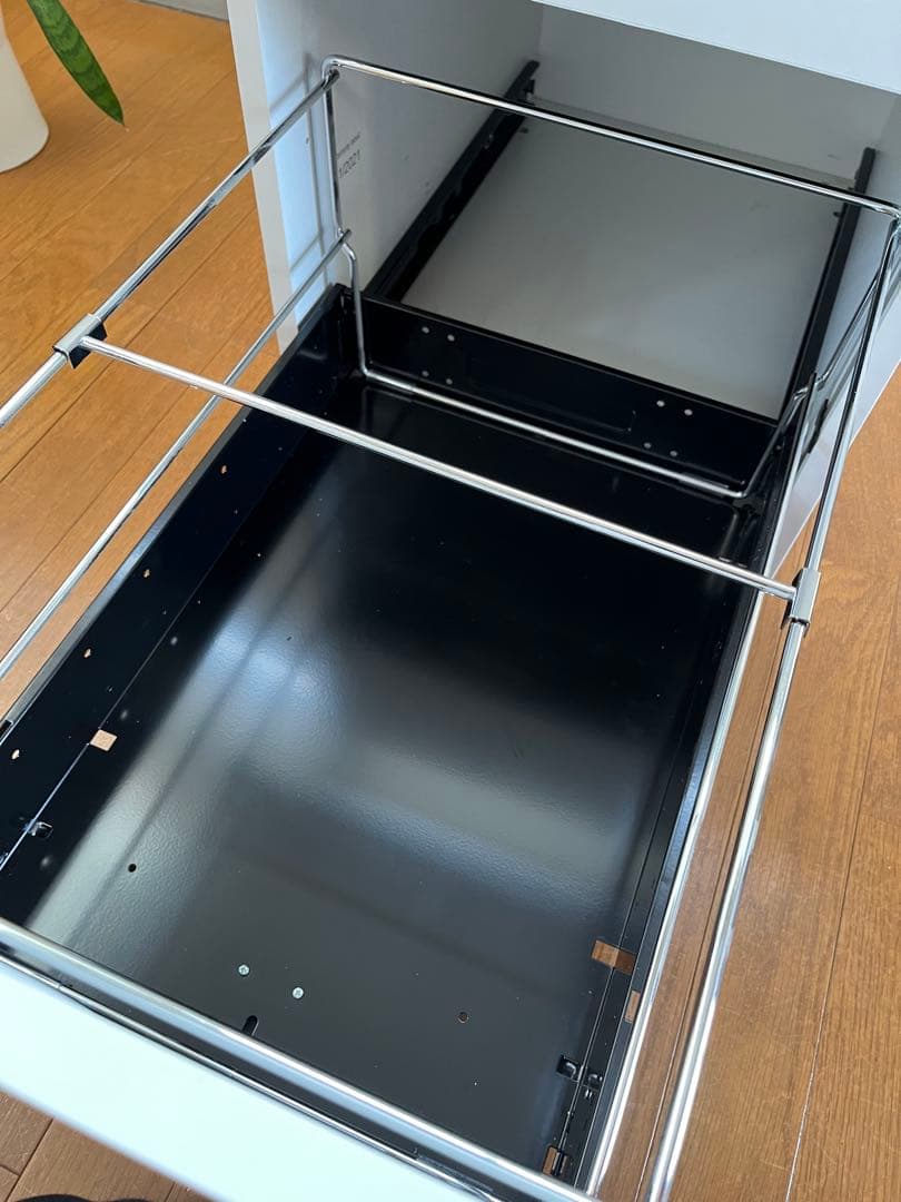 未使用品　イタリア ファントーニ　サイドキャビネット　8.3万　ワゴン　モダン