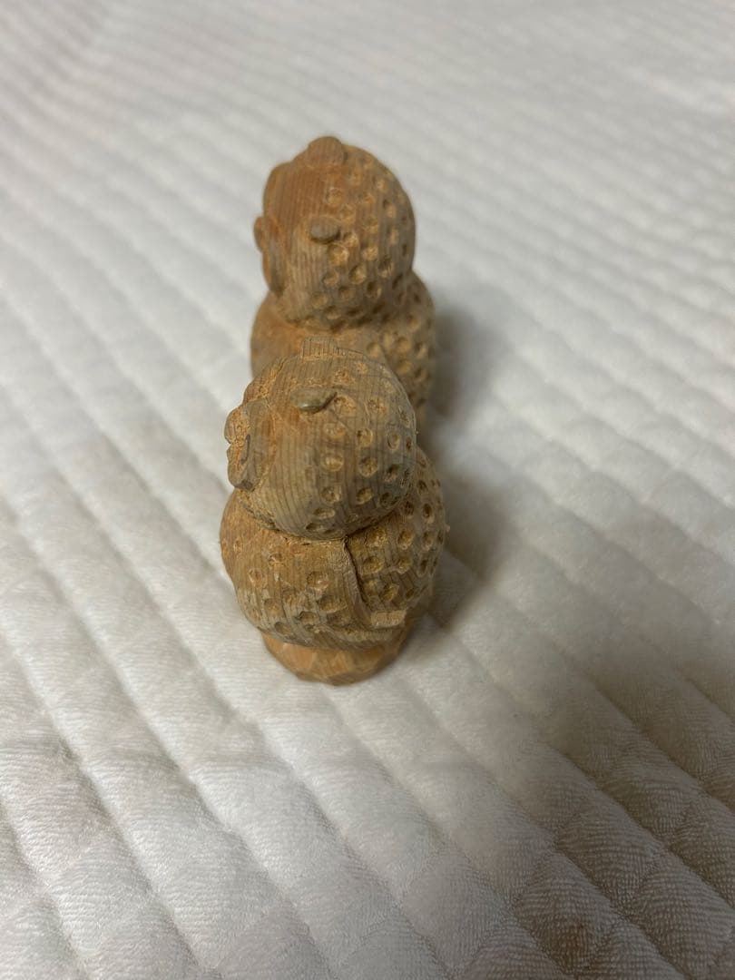 木製フクロウの彫刻 二羽セット 約10センチ