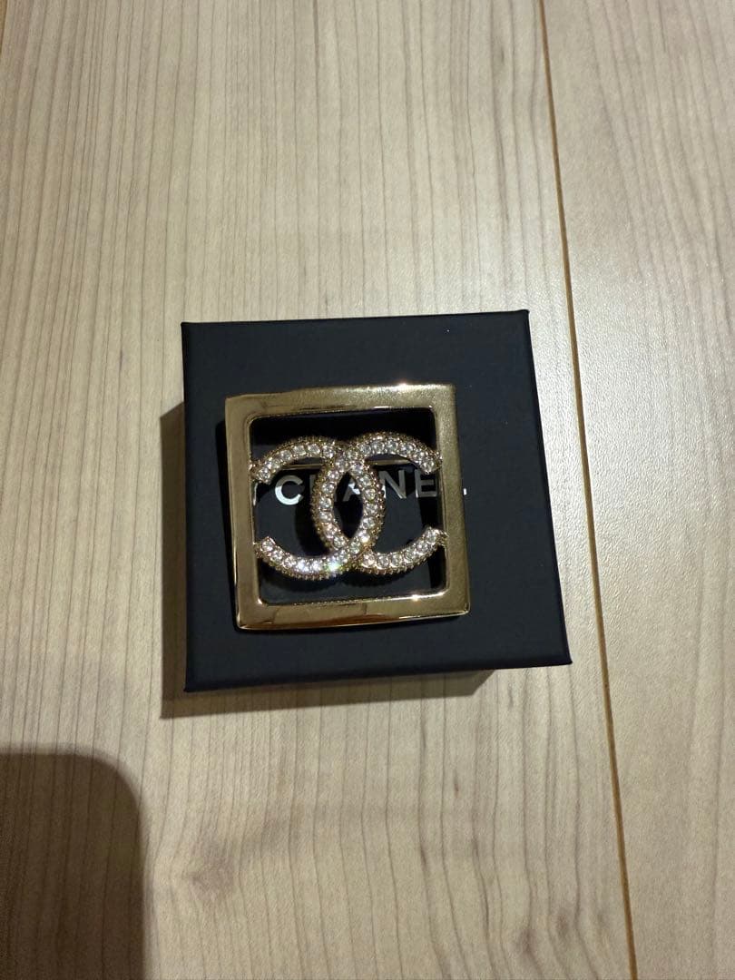CHANEL ゴールドメタル ブローチ