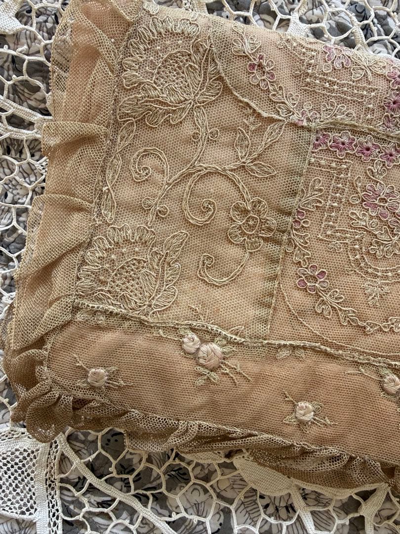 フランスアンティーク小さなバラ刺繍にレースが見事なハンキーケース