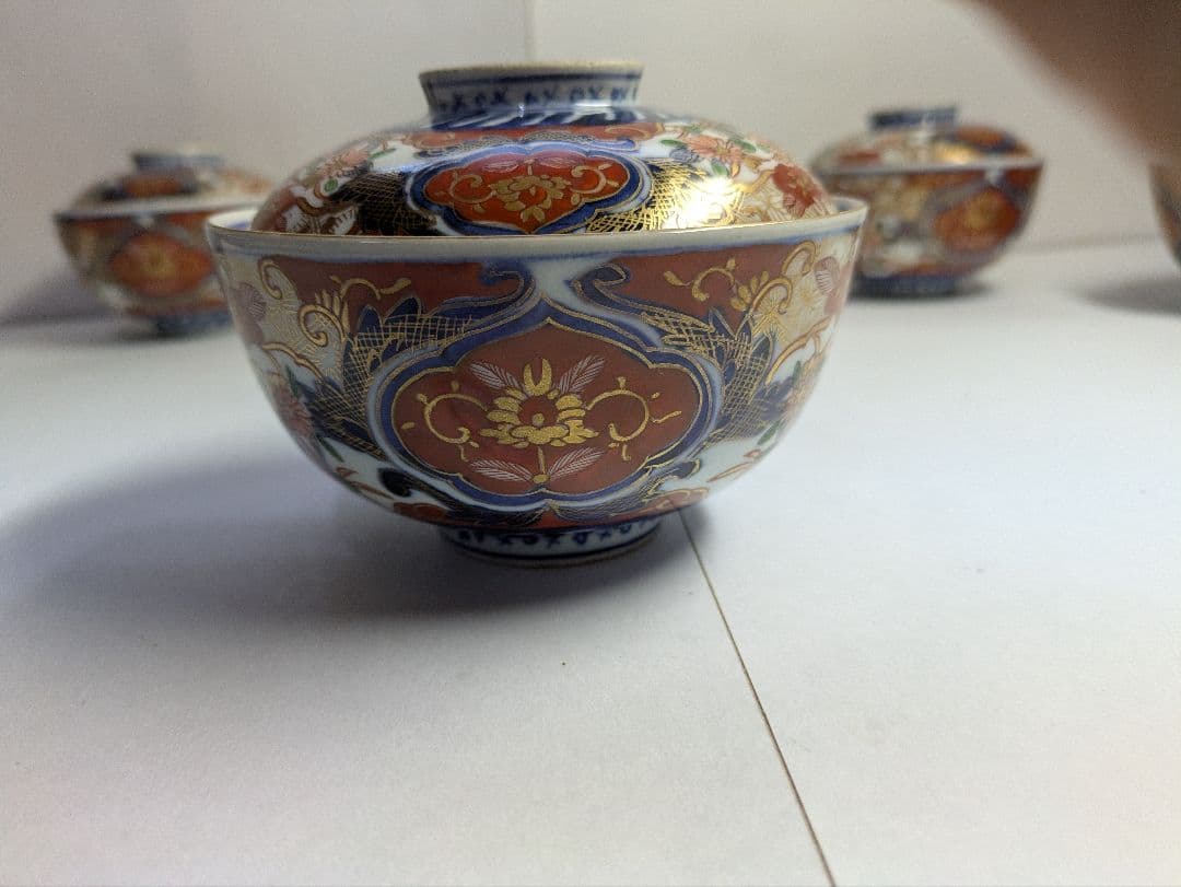 古伊万里、金蘭手、復刻版、『色絵三方唐草菊文蓋付碗』５客、銘「富貴長春」有、箱無