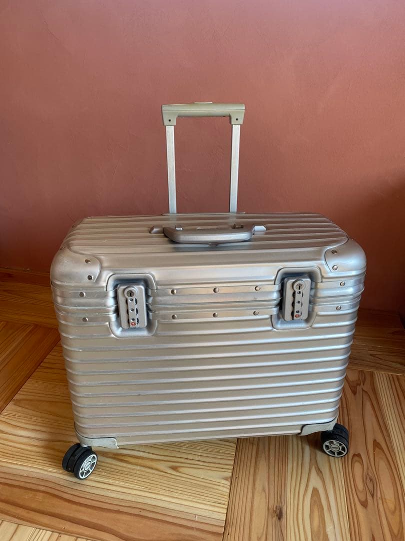 リモワ　パイロット　4輪