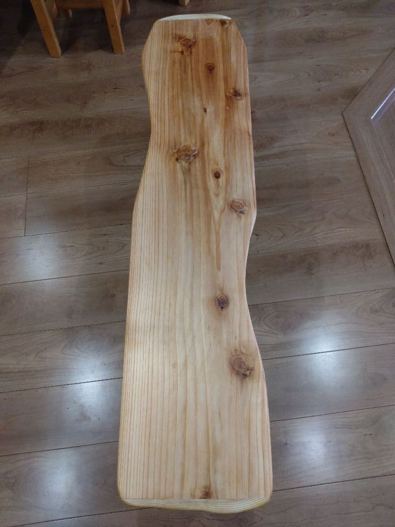 杉のベンチ69　座面は杉の模様、湾曲が綺麗、脚は湾曲の丸太風