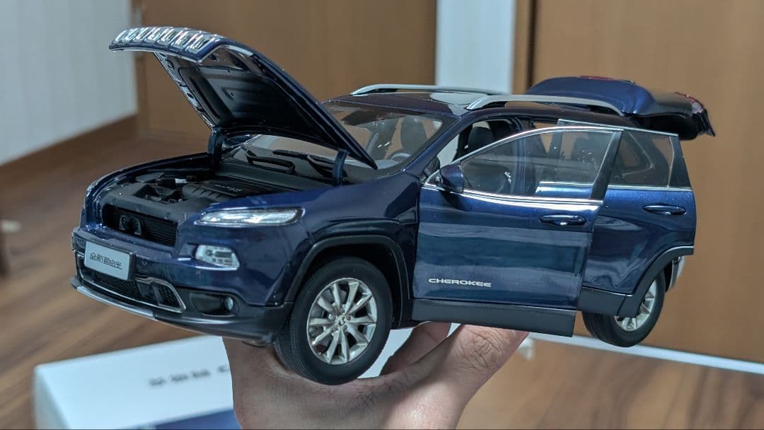 1/18 ジープ チェロキー KL 2013