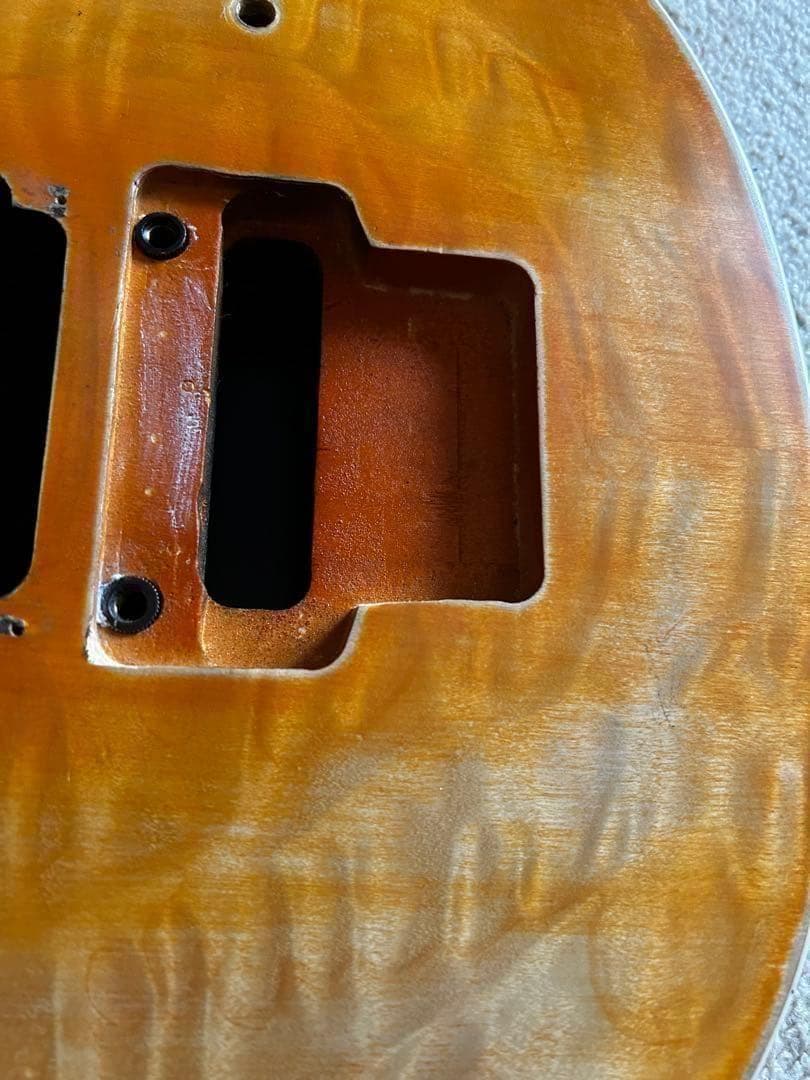ミュージックマン風　カスタム抜け殻ギター