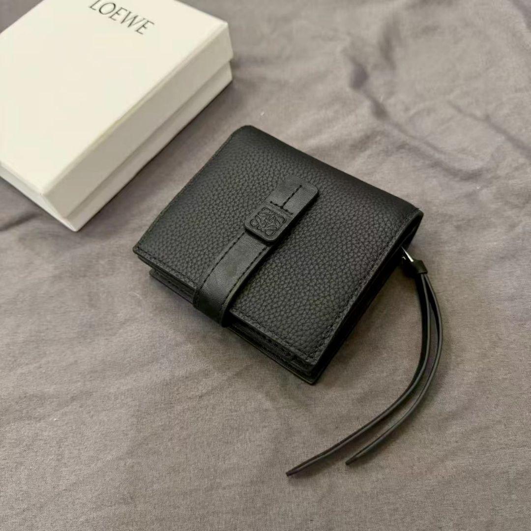 極美品 二つ折り財布 小銭入れ付き