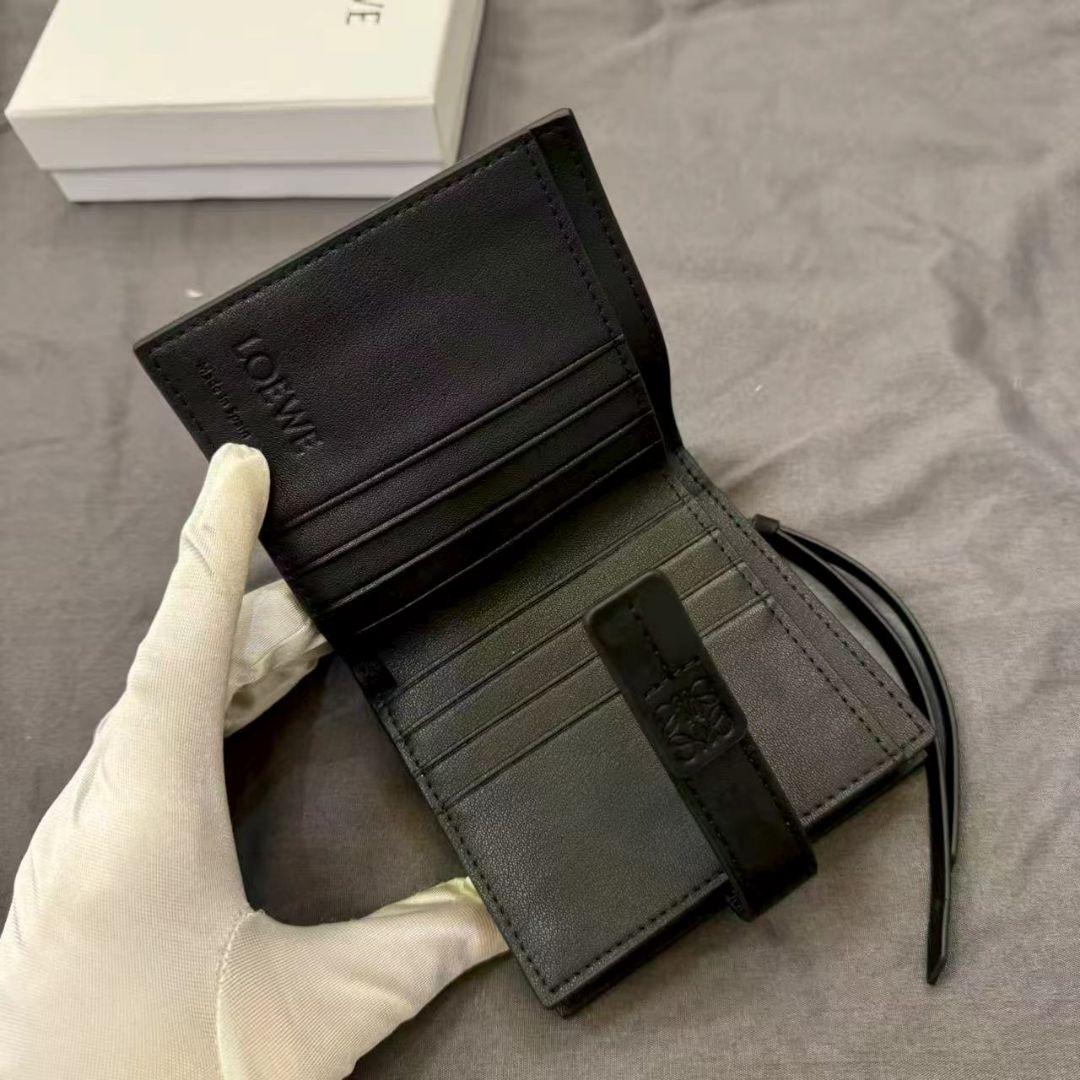 極美品 二つ折り財布 小銭入れ付き