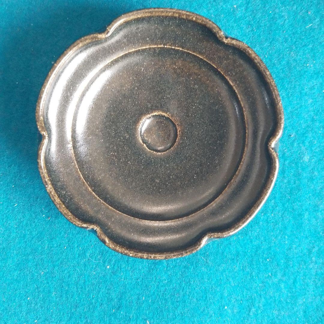 黒唐津輪花9Φ皿　岡本作礼作