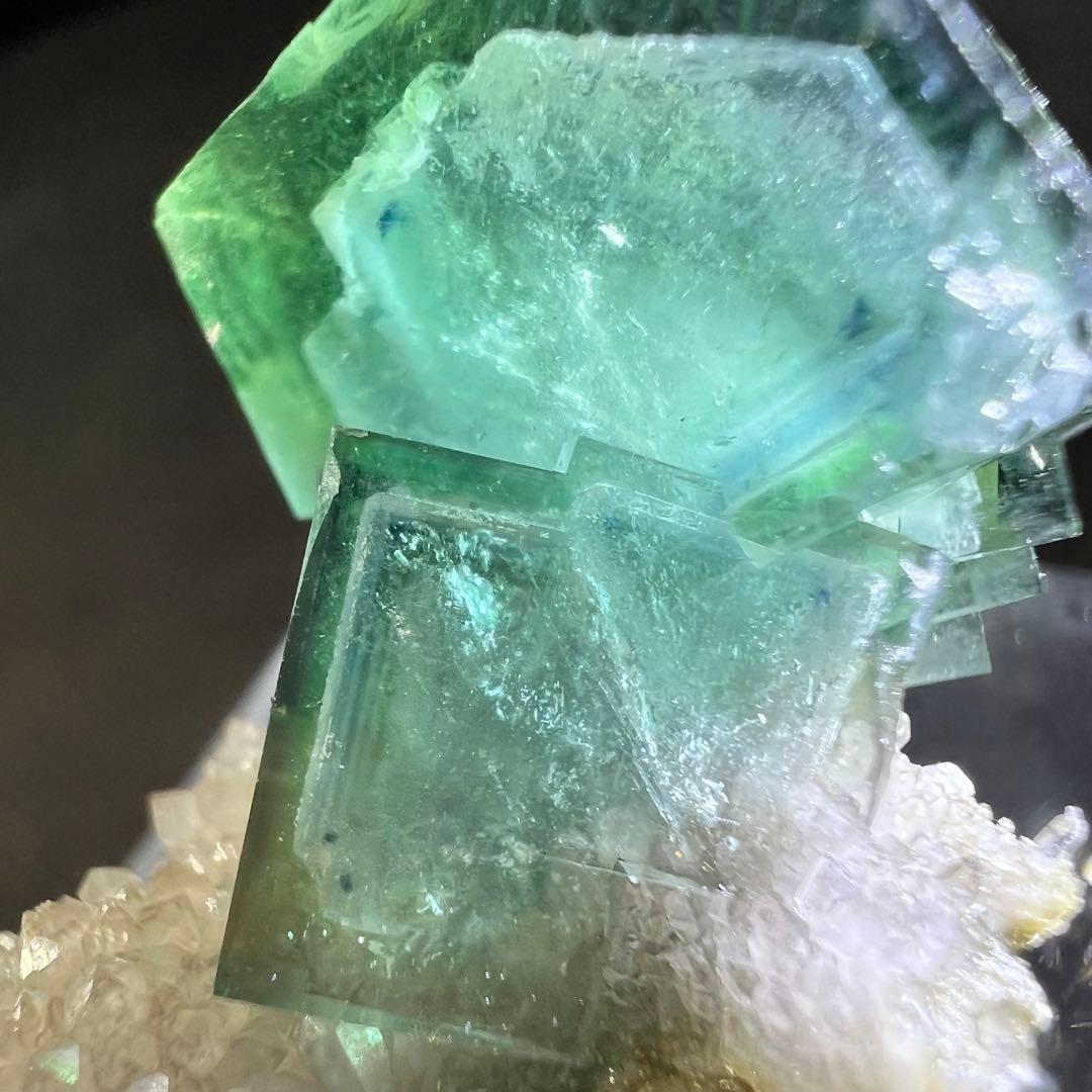 ヤオガンシャン産　クォーツ共生ブルー、グリーンゾーニング　二重結晶？フローライト