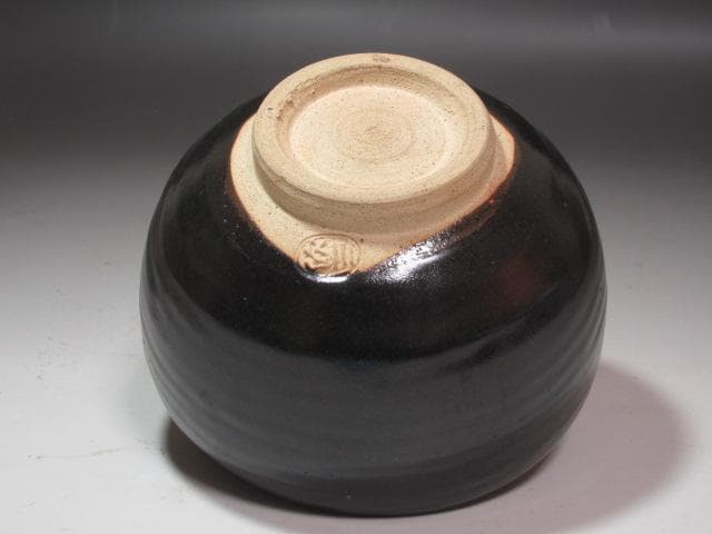 ☆　岡本欣三　黒釉茶碗　手になじむ一品です☆y256