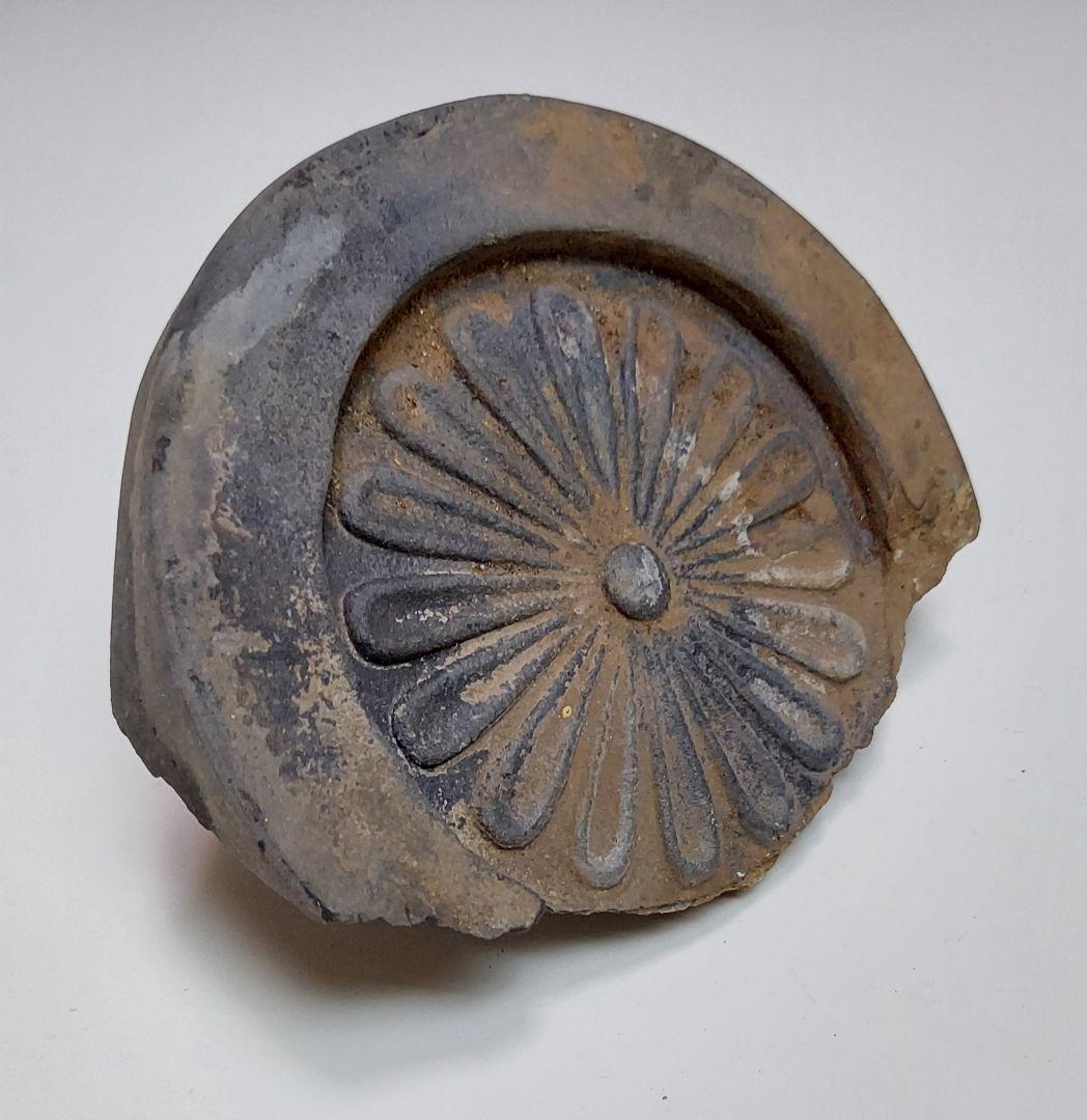 21-002  古瓦　菊紋軒丸瓦(大)