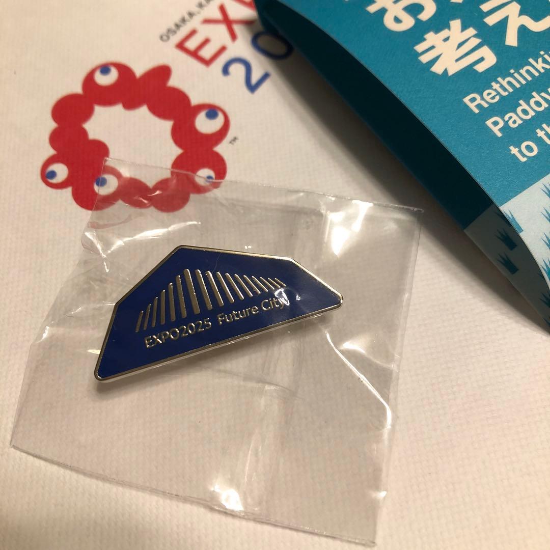 大阪関西万博 未来の都市パビリオン 非売品ピンバッジとキャンディ、ショッパー