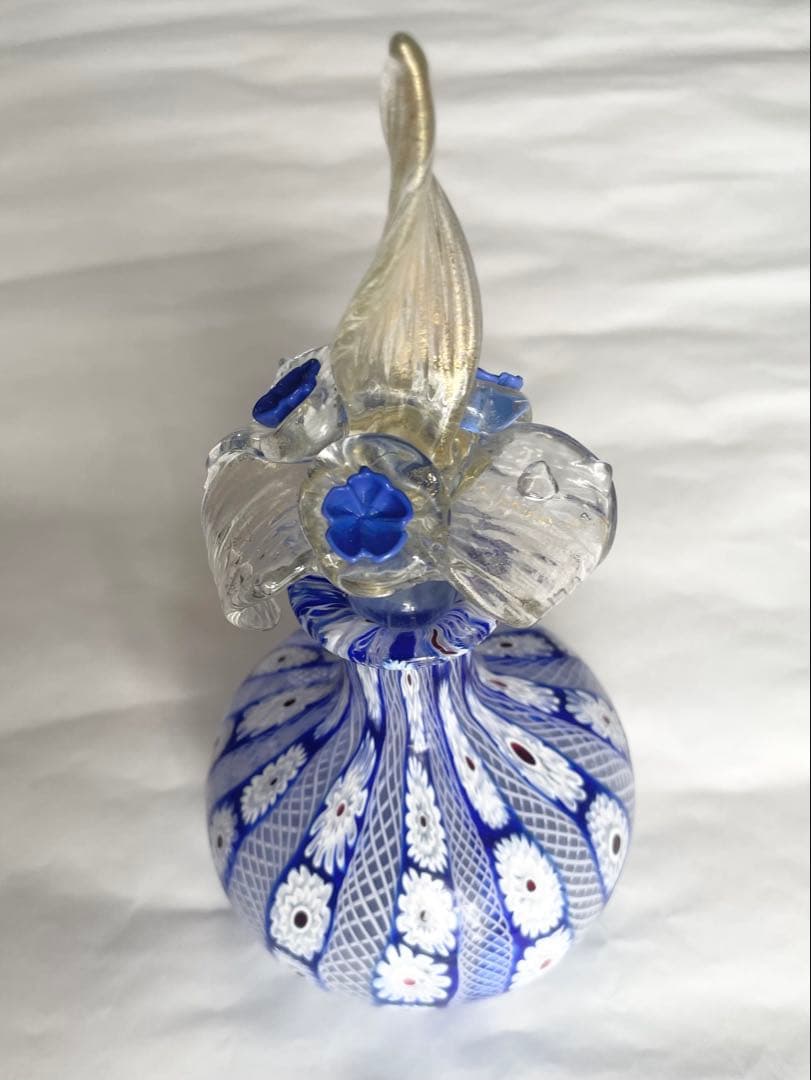 ベネチアングラス、青と白のフラワーモチーフガラスボトル