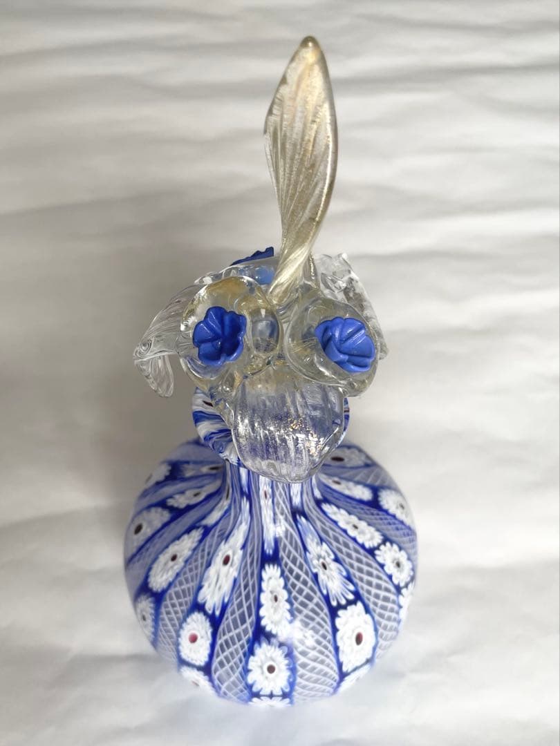 ベネチアングラス、青と白のフラワーモチーフガラスボトル