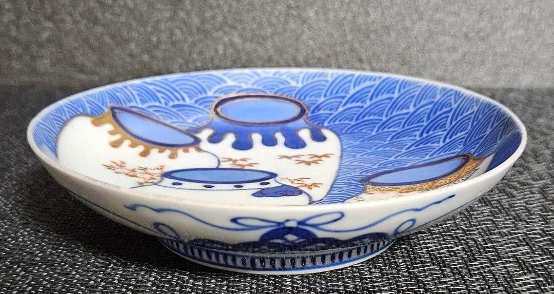 江戸時代末期～明治時代　後期色鍋島　色鍋島　墨弾技法　青海波に壺甕の図皿　櫛高台