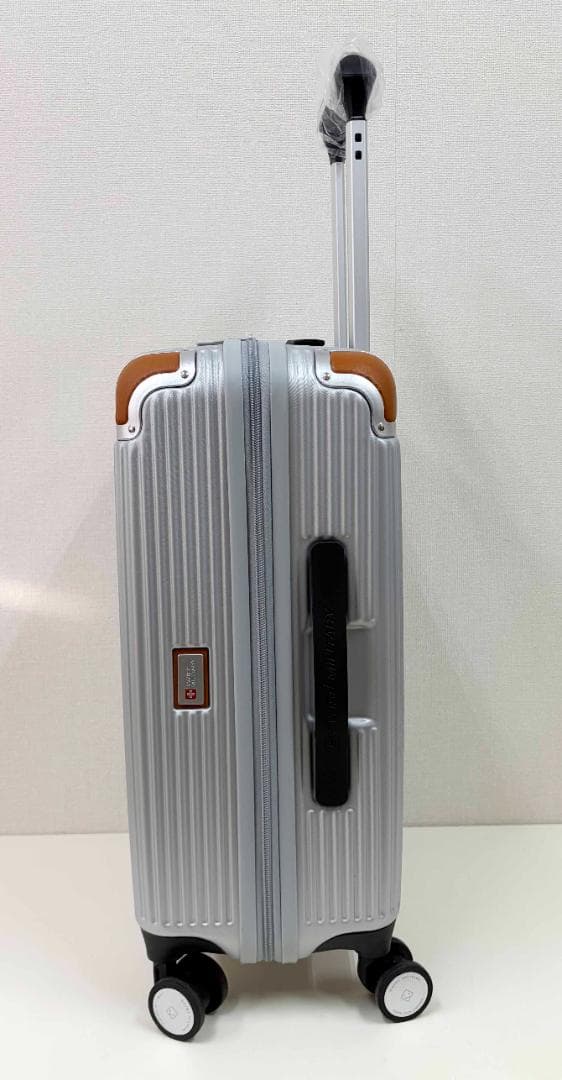 新品 ★ スイスミリタリー スーツケース 38.5L シルバー 機内持込 TSA
