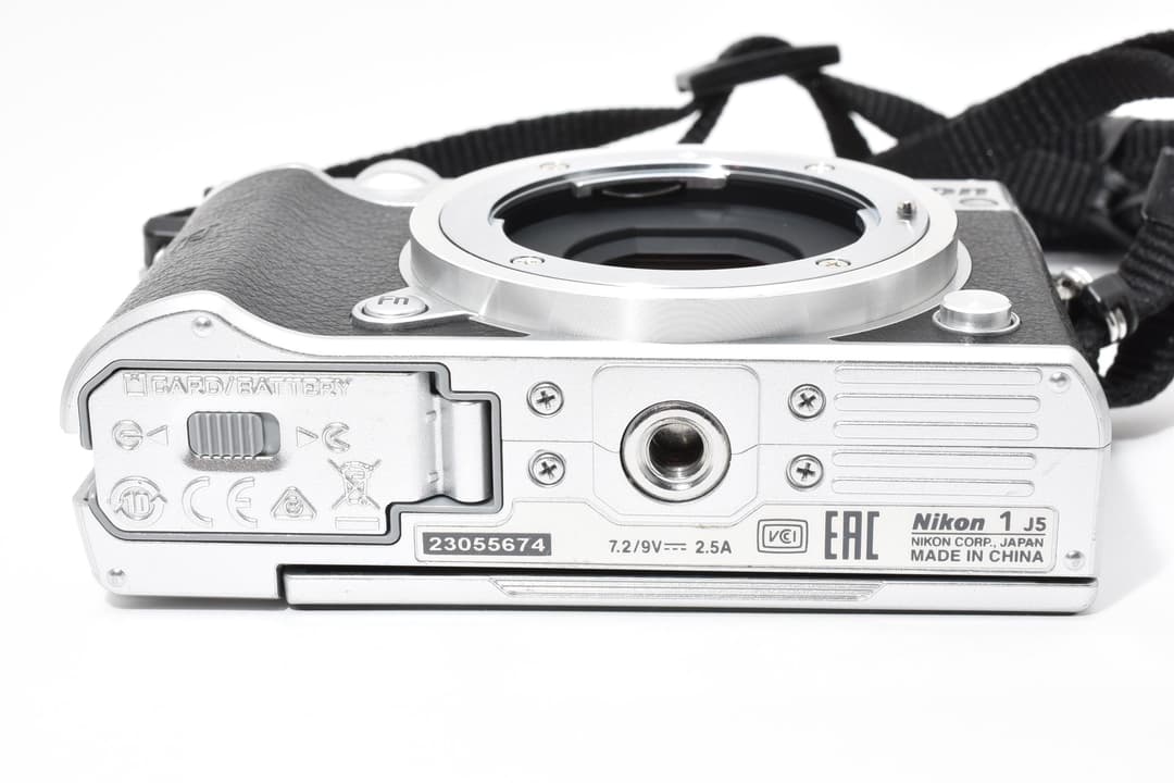 ■美品■ ニコン Nikon1 J5 ミラーレス一眼 #D011