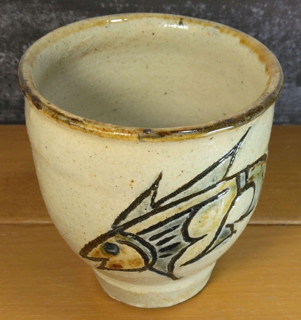 人間国宝 金城次郎 壷屋焼湯呑(笑魚紋湯呑）栞 共箱 美品 壺屋焼 上作