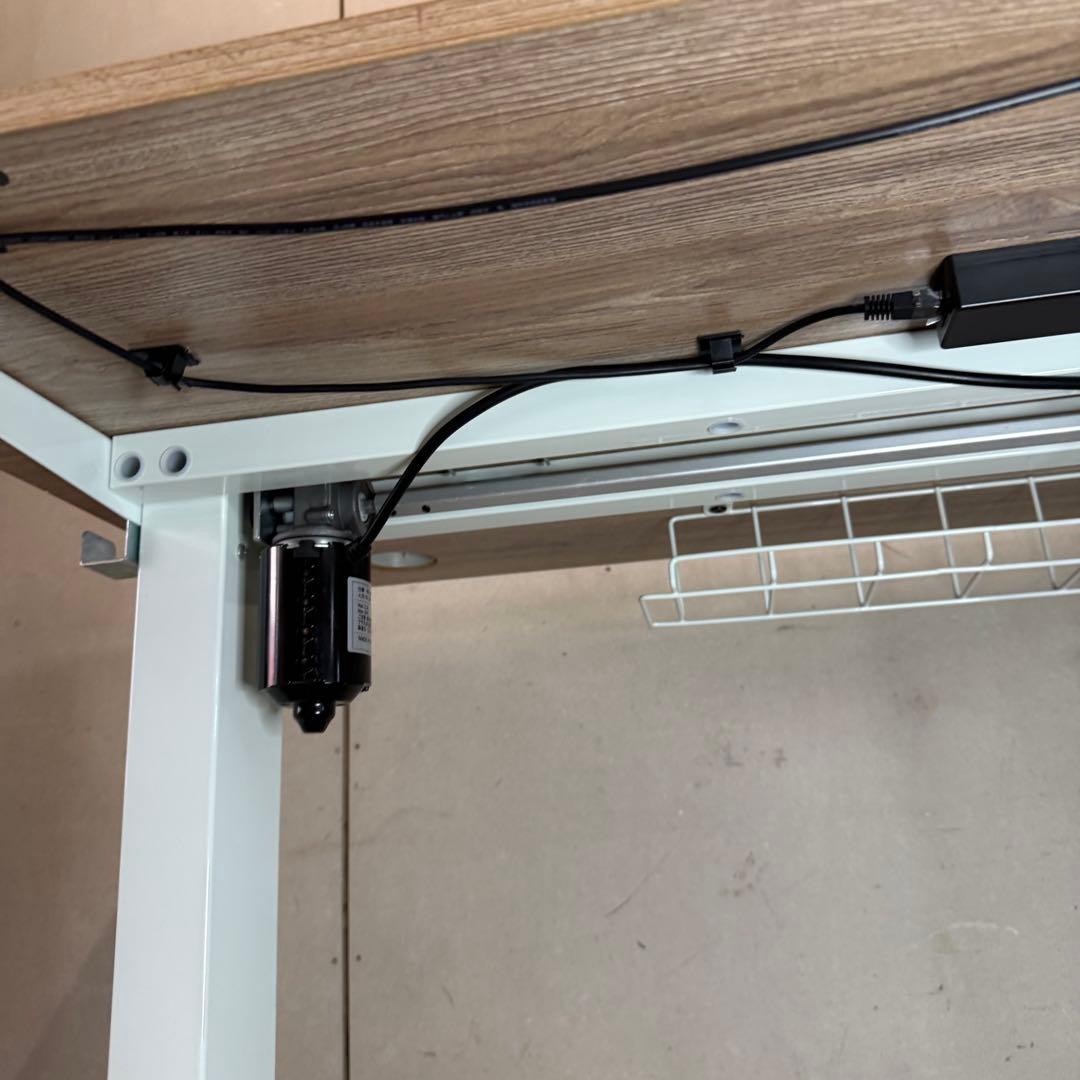 【681】電動昇降機能付　木目調パソコンデスク