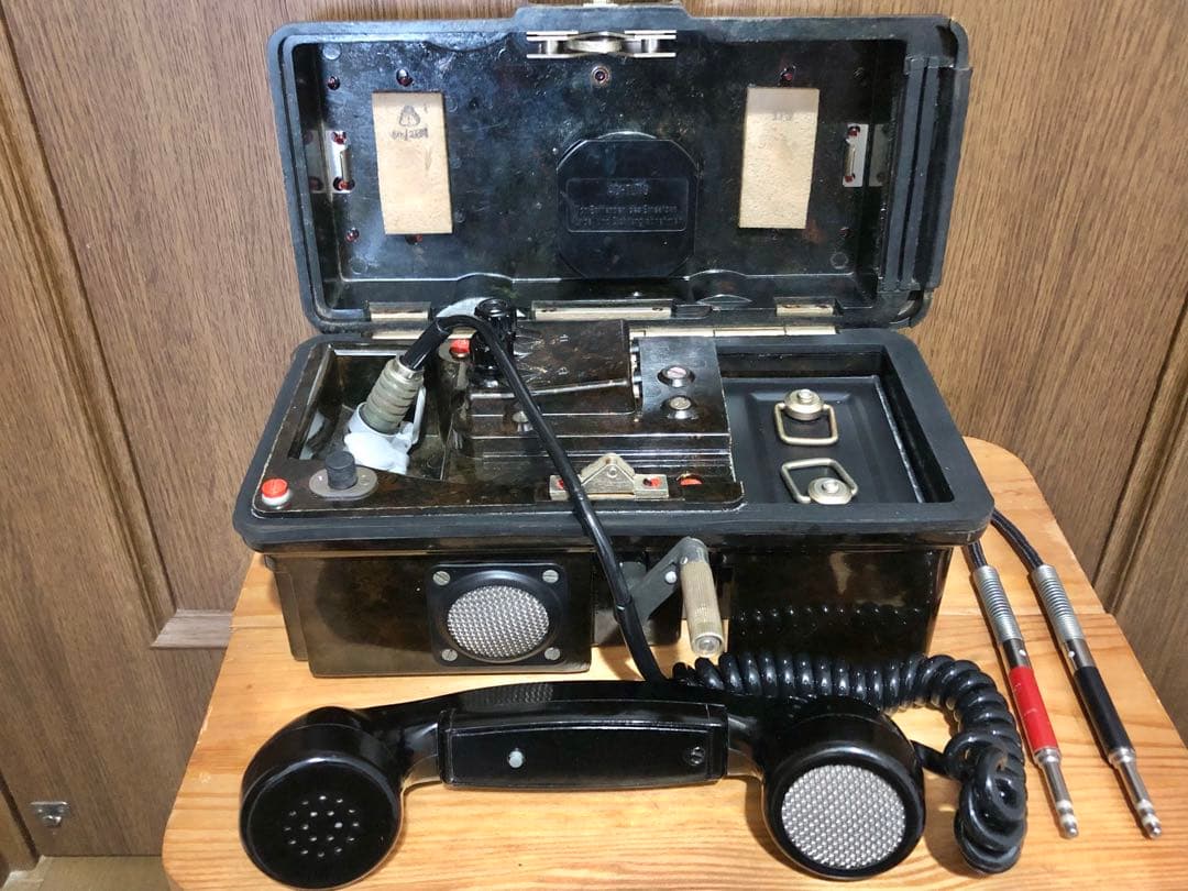 ￼★ドイツ軍放出品 NVA 野戦電話機 FF63S ★ドイツ軍迷彩服のおまけ付き