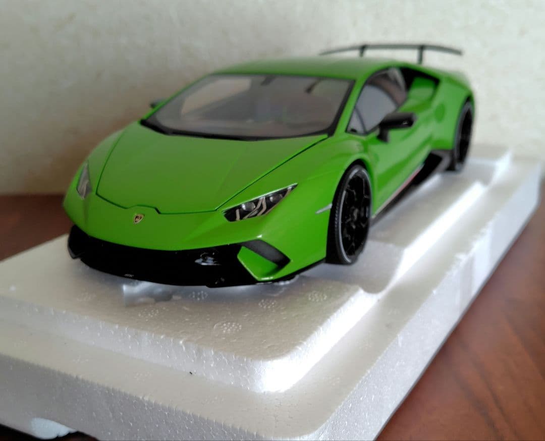 オートアート　ウラカン　ペルフォマンテ　ミニカー　1/18