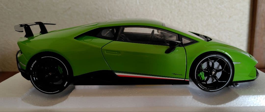 オートアート　ウラカン　ペルフォマンテ　ミニカー　1/18