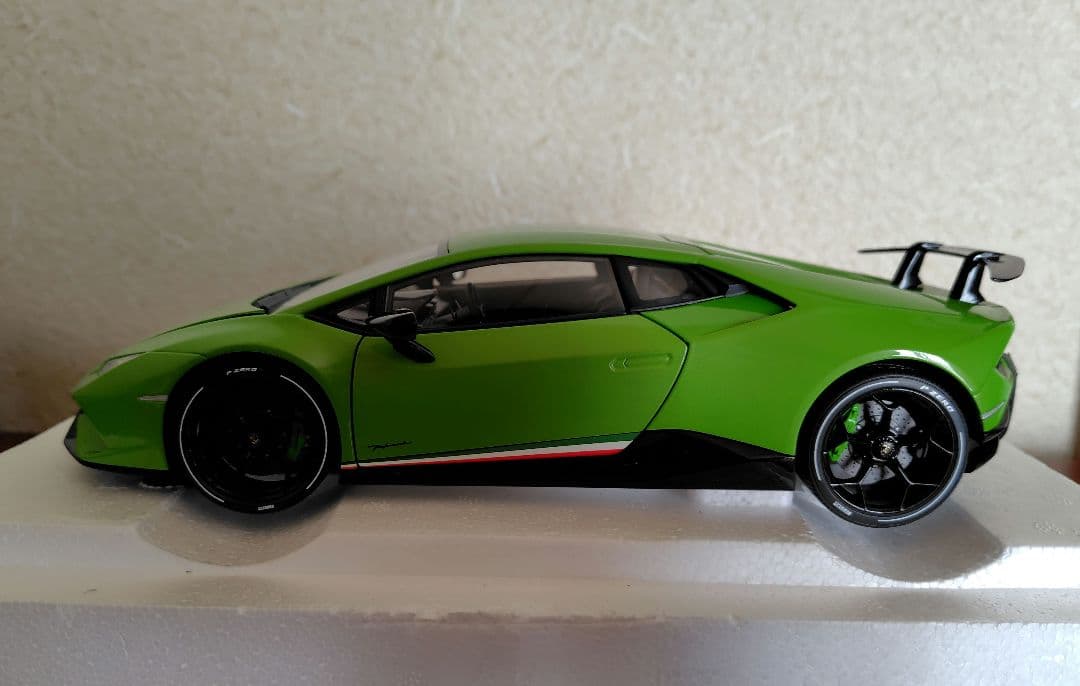 オートアート　ウラカン　ペルフォマンテ　ミニカー　1/18