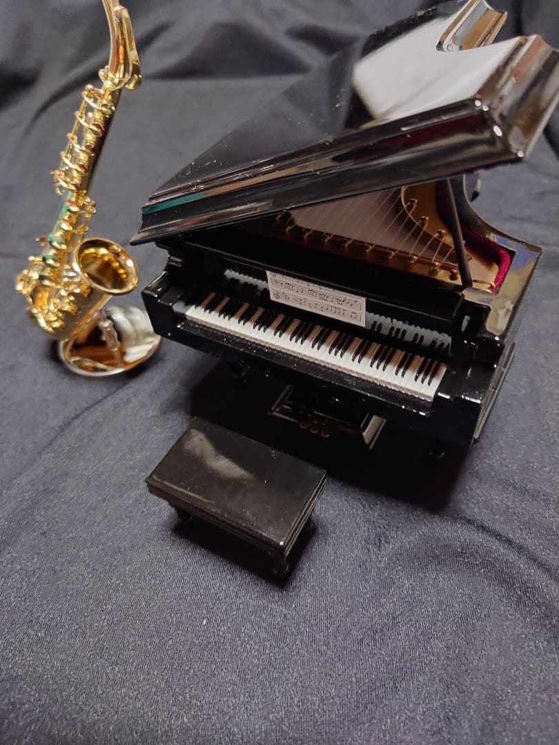 高級ミニチュアグランドピアノとミニチュアサックスセット（新品）ケース付き