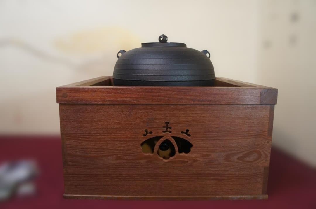 ☆本桑 置炉 在銘 平丸千筋釜 釜鐶 置炉用600w炭型電熱器 送料込み