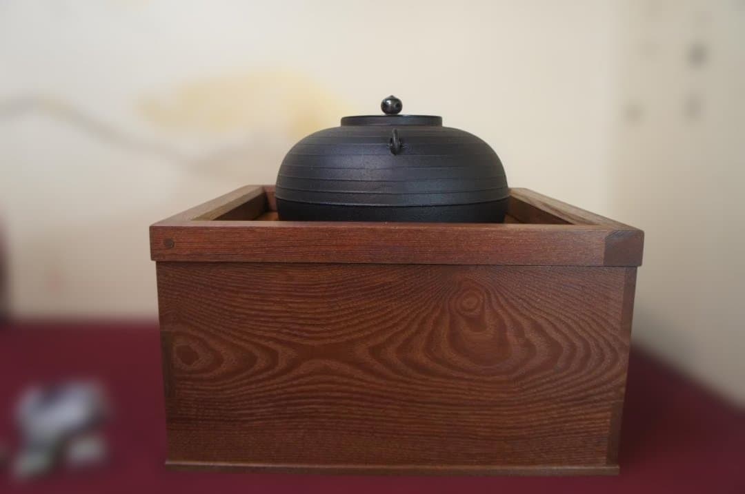 ☆本桑 置炉 在銘 平丸千筋釜 釜鐶 置炉用600w炭型電熱器 送料込み