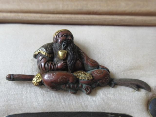 未使用江戸後期◆金工『中川一匠』刀装具 表：槍と老人 裏：山・松・家 風景片切彫